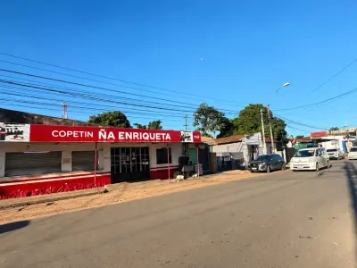 Casa con salón comercial en venta en Barrio Santa María 2