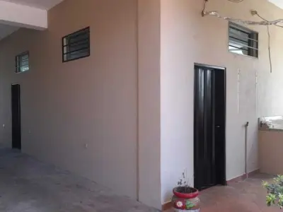 Casa com salão comercial à venda em Fernando de la Mora 2
