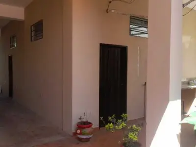 Casa com salão comercial à venda em Fernando de la Mora 3