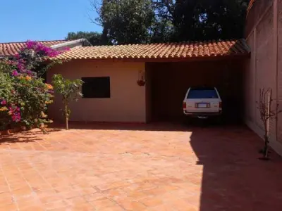 Casa com salão comercial à venda em Fernando de la Mora 4