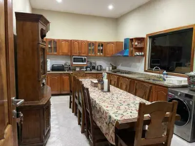 Casa com salão comercial à venda em Fernando de la Mora 5