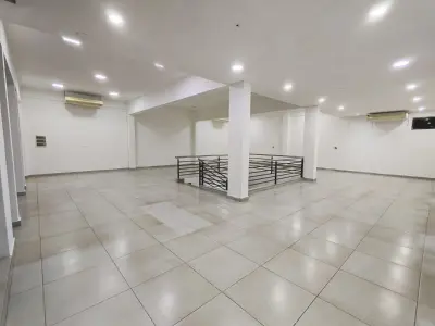 Casa con salón comercial en venta en Guarambaré — Ruta 1 3