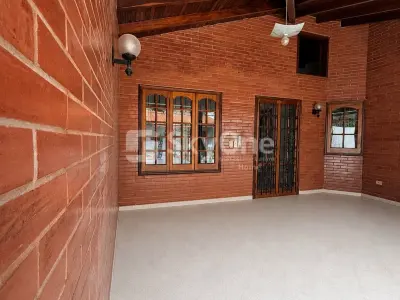 Casa de 3 quartos com construção independente em Ycua Sati 4