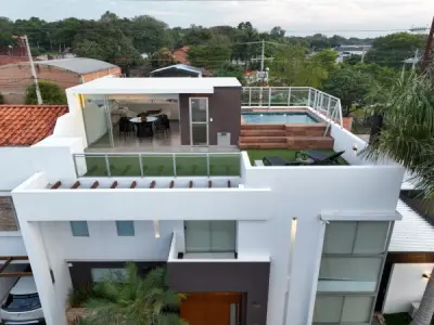Casa de 3 pisos en venta en Ita Enramada, Asunción — con piscina 3