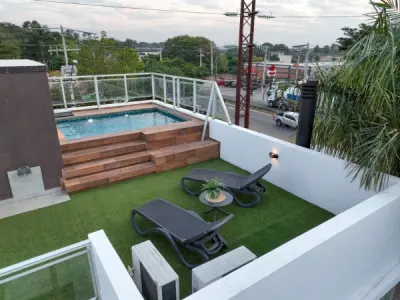 Casa de 3 pisos en venta en Ita Enramada, Asunción — con piscina 4