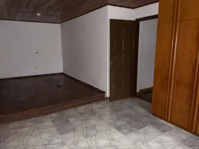 Casa de 4 quartos com amplo terreno na Área 5, Presidente Franco 2