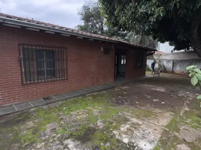 Casa de 4 quartos com amplo terreno na Área 5, Presidente Franco 3
