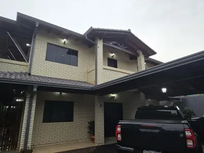 Casa de dois andares com duas piscinas à venda em Ciudad del Este 2