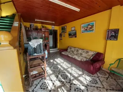 Casa de dois andares à venda em Encarnación, Itapúa 4