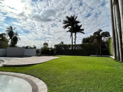 Luxury house for sale with 4 en-suite bedrooms in Asunción 3