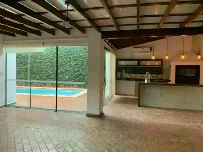 Casa de três andares à venda em Las Mercedes, Assunção 4