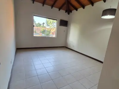 Casa en alquiler con 6 dormitorios en Barrio Kennedy, Lambaré 3