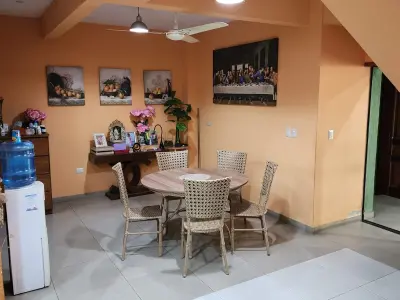 Casa en alquiler con 6 dormitorios en Guarambaré 3