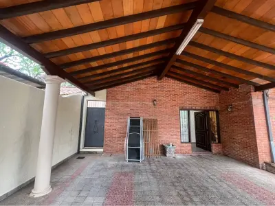 Casa en alquiler con piscina en Lambaré, zona Sek 4