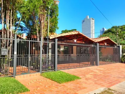 Casa para alugar com piscina em Madame Lynch 2