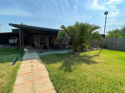 Casa para alugar com piscina e quincho em Mariano Roque Alonso 2