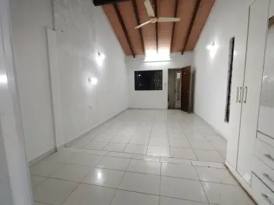 Casa para Alugar com Salão Comercial na Av. Médicos del Chaco, Lambaré 2