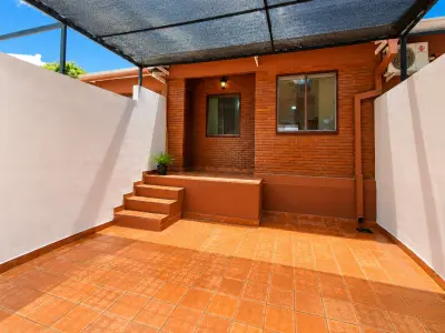Casa com 2 quartos para alugar em Luque com cozinha equipada e quintais 2