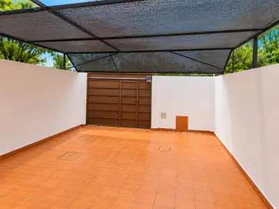 Casa com 2 quartos para alugar em Luque com cozinha equipada e quintais 3