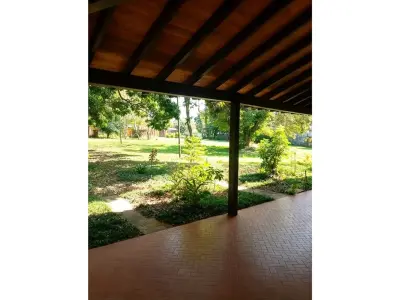Casa en alquiler en Itauguá con amplio terreno y piscinas 4