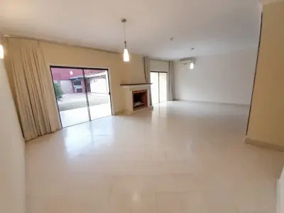 Casa para alugar em Las Carmelitas com piscina, churrasqueira e amplos espaços 3