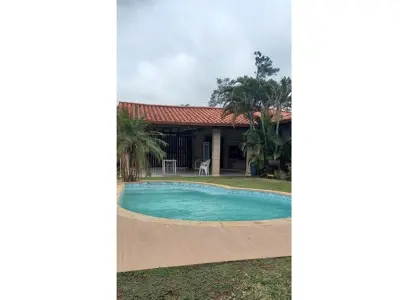 Casa para alugar em San Bernardino com piscina e jardim 2