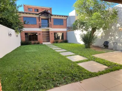 Casa en alquiler para oficina en Bernardino Caballero 2