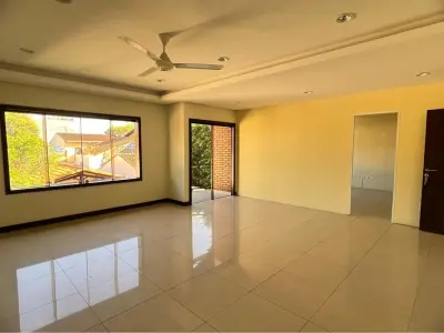 Casa en alquiler para oficina en Bernardino Caballero 4