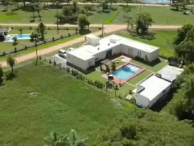 Casa em condomínio fechado em Ypacará — 670 m² construídos com piscina 2