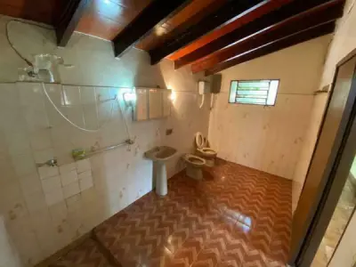 Casa em esquina com salão comercial em Villa Elisa — 280 m² 3