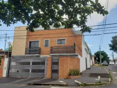 Casa em esquina à venda no Barrio Obrero, Assunção — 3 quartos, 2 garagens 2