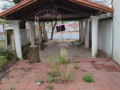 Casa à Venda a 3 Quadras da Basílica, Caacupé 2