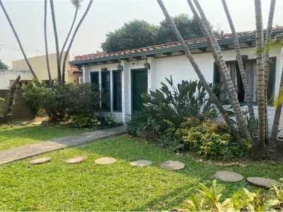 Casa à venda para reformar em Loma Pyta, Assunção 2