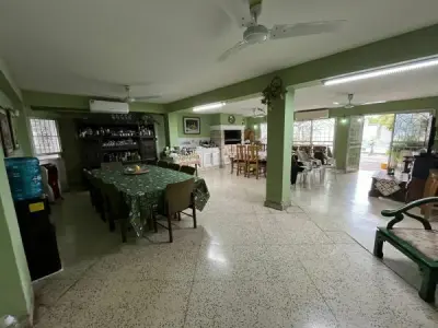 Casa en venta cerca de Av. Félix Bogado, Asunción 2