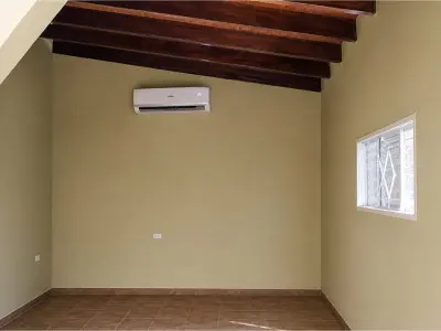Casa en venta con 3 viviendas en esquina, Mora Kue, Luque 4