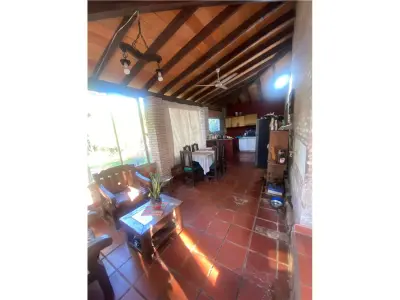 Casa à venda com amplo quintal em Itapuamí I, Luque 3
