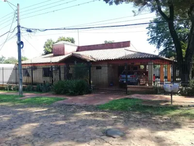 Casa en venta con amplio patio en Laurelty, Luque 2