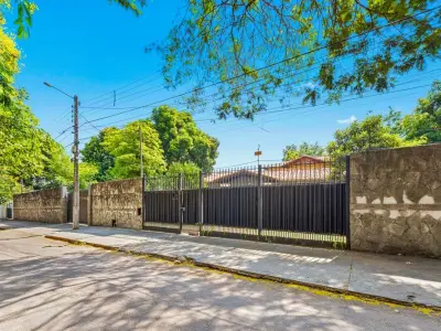 Casa à venda com amplo terreno em Fernando de la Mora 2