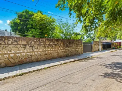 Casa à venda com amplo terreno em Fernando de la Mora 3