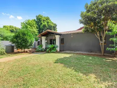 Casa à venda com amplo terreno em Fernando de la Mora 4