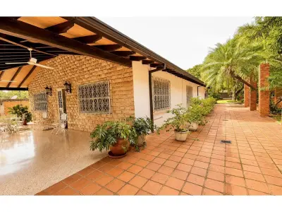 House for sale with large lot in Ñemby 2
