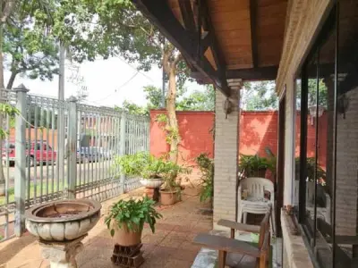 Casa en venta con departamento independiente en Lambaré 4