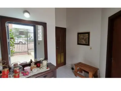 Casa à venda com apartamento independente em Lambaré 3