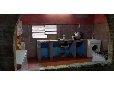 Casa à venda com dois salões comerciais em Ñemby 4