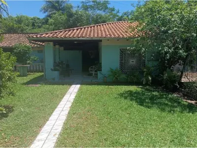 Casa en venta con dos terrenos en esquina en Guarambaré 2