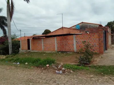 Casa en venta con dos viviendas y salón comercial en Loma Pytá 3