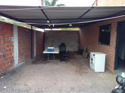 Casa en venta con dos viviendas y salón comercial en Loma Pytá 4