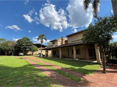 Casa en venta con gran terreno en Fernando de la Mora 3