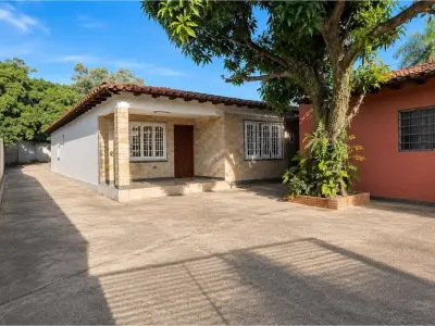Casa en venta con local comercial en Laurelty, Luque 2