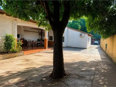 Casa en venta con local comercial en Laurelty, Luque 3